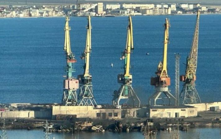 На БДК "Новочеркасск" находились почти 80 моряков в момент удара по бухте Феодосии, - СМИ