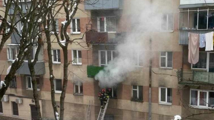 В Запорожье во время пожара чрезвычайники спасли владельца дома и домашнего любимца (фото)