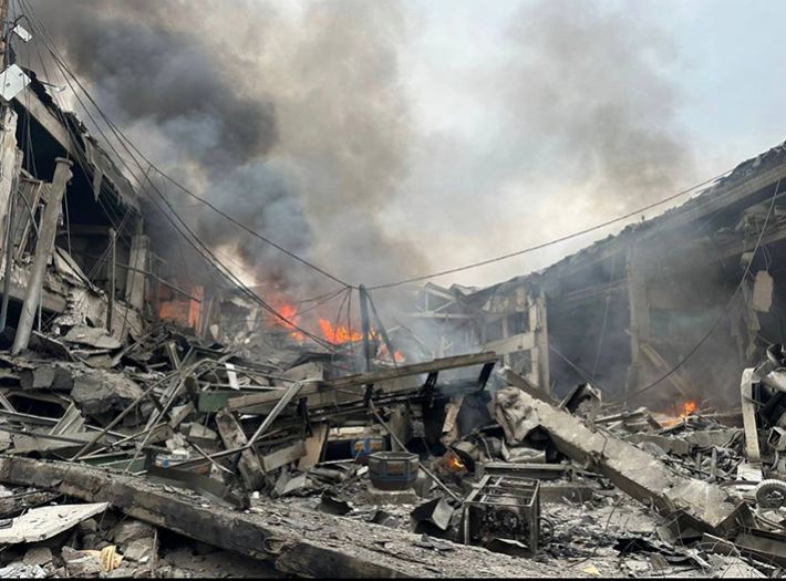 В Запорожье предварительно один погибший и 10 пострадавших после ракетного удара - фото с места прилета