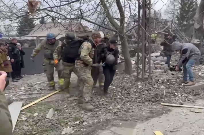 В Запорожье из-под завалов частного дома достали тело еще одной женщины - видео