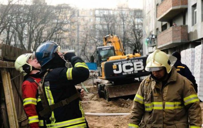 Число погибших в Киеве возросло до 9, спасатели продолжают работу
