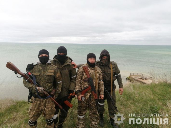 В Мелитополе на блокпостах трое боевиков ДНР угрожали мирным жителям оружием и отбирали имущество (фото)