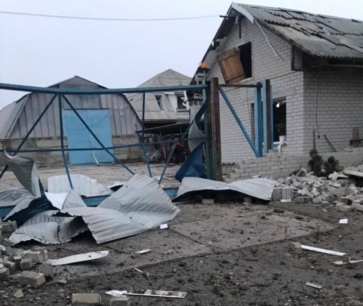 На местных телеграммканалах появились фото, последствий  «бавовны» на одном из предприятий на улице Карабельников, здесь, как минимум разрушена проходная.