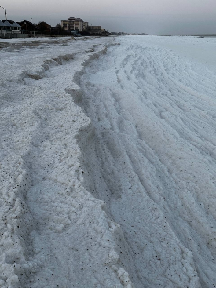 Чарівне видовище: в Кирилівці замерзло Азовське море 2