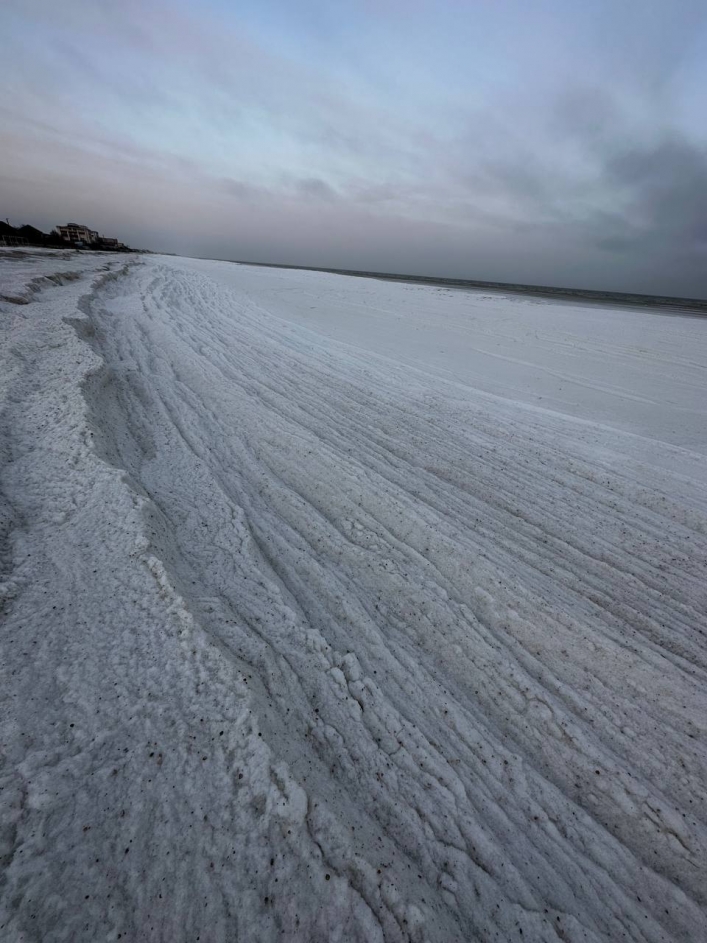Завораживающее зрелище: в Кирилловке замерзло Азовское море 1