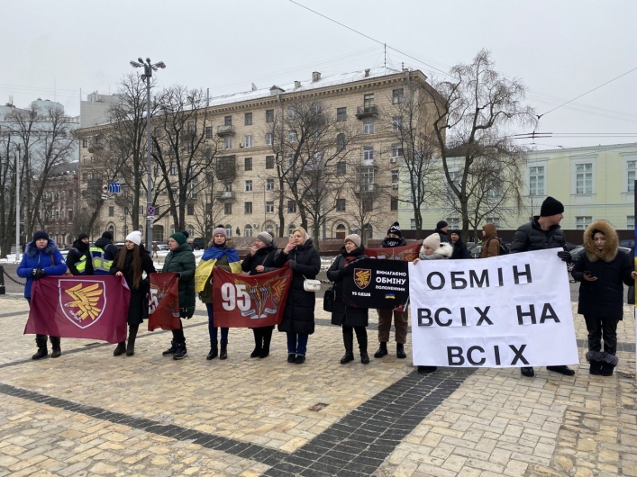 Верните гражданских домой: мелитопольцы вышли на митинг в поддержку пленных 2