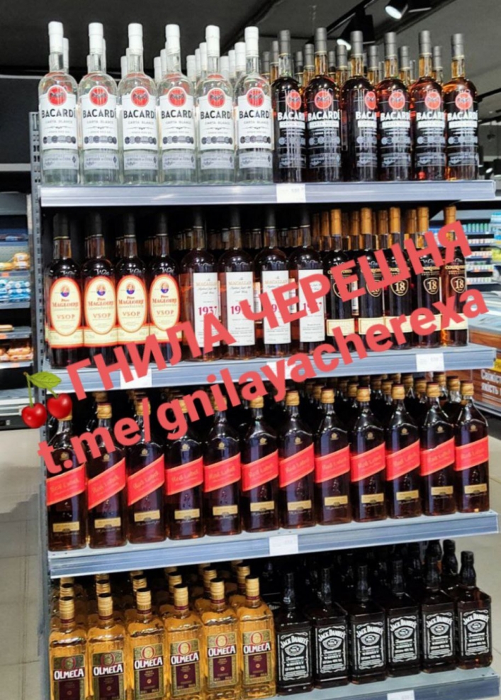 И так сойдёт: рашисты в Мелитополе торгуют элитным алкоголем по бросовой цене (фото)