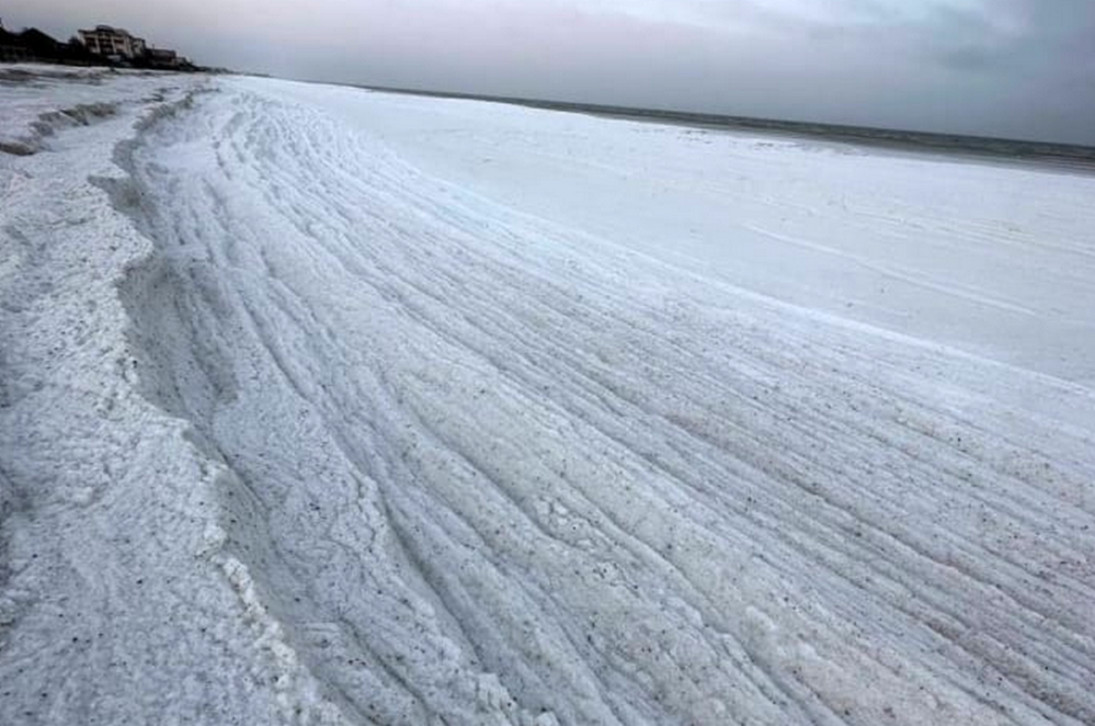 Природная аномалия - в оккупированной Кирилловке замерзло море (фото, видео)