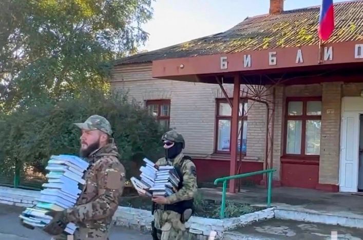 Оккупанты завозят в библиотеки Мелитополя детские книги, которые учат убивать русских 
