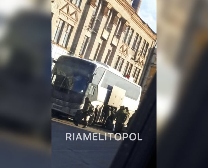 В Мелитополе оккупанты нашли применение подозрительным автобусам