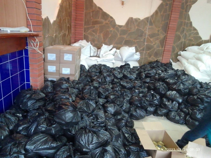 Черный пакет в обмен на куриный паспорт - рашисты в Кирилловке озадачили условиями получения гуманитарной помощи (фото)