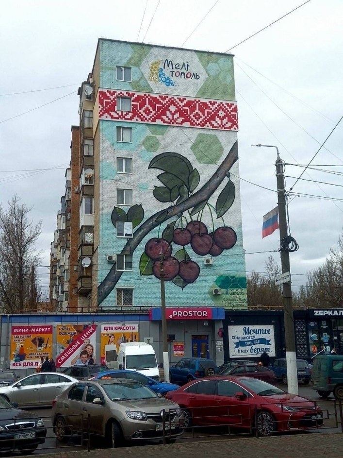 Время пошло: в оккупированном Мелитополе активисты превращают граффити Z-ок в патриотичные песочные часы (фото)