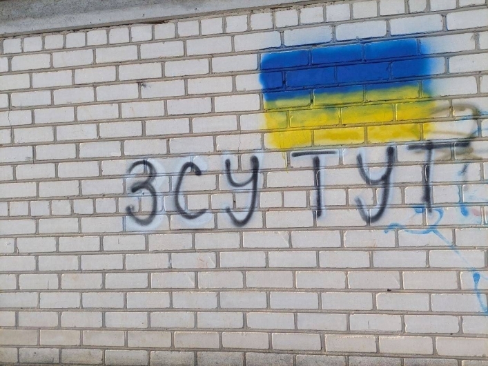 Время пошло: в оккупированном Мелитополе активисты превращают граффити Z-ок в патриотичные песочные часы (фото)