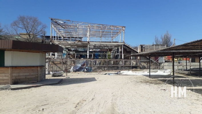 В Кирилловке оккупанты разобрали сгоревший отельный комплекс с дурной славой (фото)