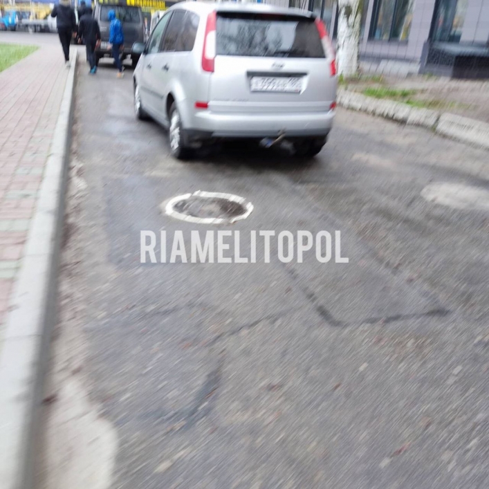 В центр Мелитополя свезли военных и полицию, а канализационные люки «запенили» (фото)