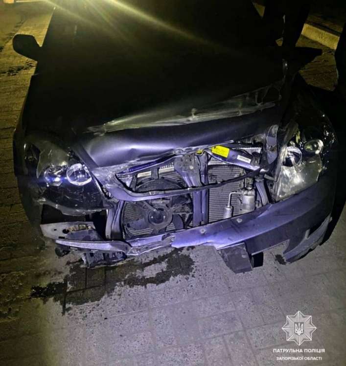 В Запорожье нетрезвая автоледи разбила свою машину и врала полицейским