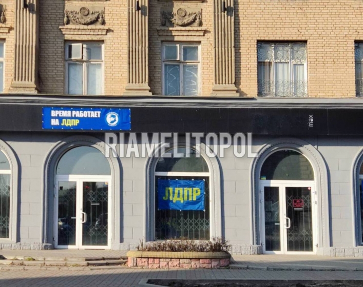 На здании ДК Шевченко в центре Мелитополя уже вывесили табличку с указанием размещения Избирательной комиссии. 2