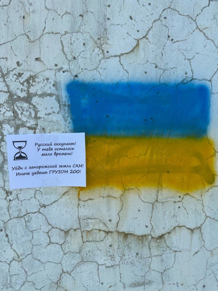 В оккупированном Мелитополе активисты превращают граффити Z-ок в стяг Украины (фото)