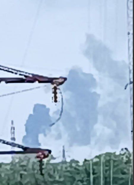 В Мелитополе слышны взрывы, в районе аэродрома поднимается черный дым (фото, видео)