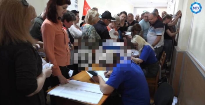 В Мелитополе Е. Балицкий заставил чиновников переодеваться на псевдо-голосовании 65