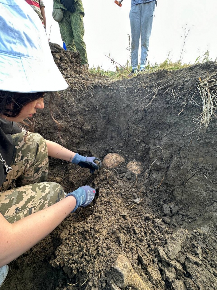 Мелитопольскую молодежь отправили в Крым искать останки тел 2
