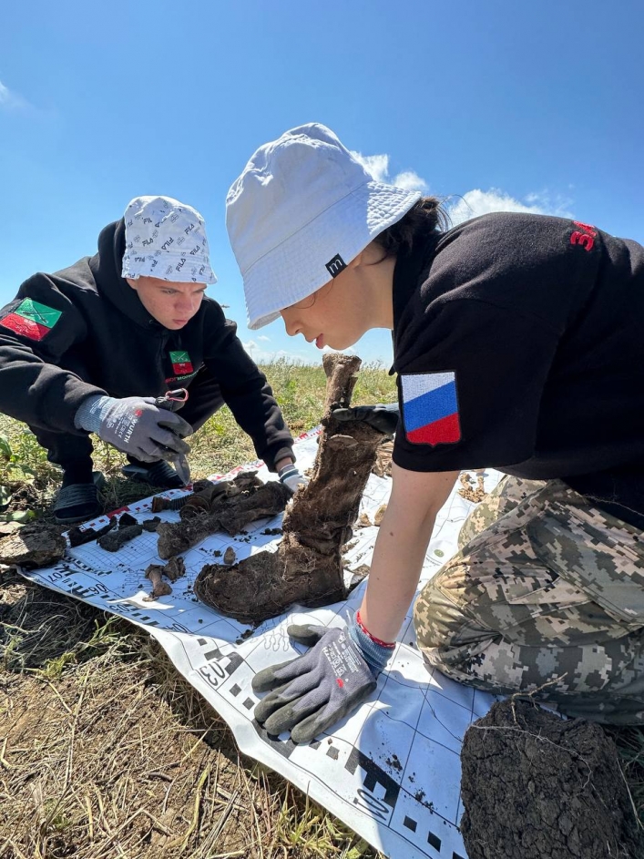 Мелитопольскую молодежь отправили в Крым искать останки тел 1