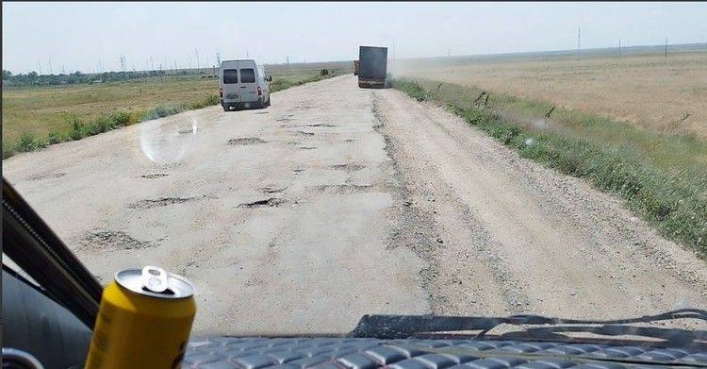 Було погано, а стало ще гірше: рашисти скаржаться на стан дороги між Мелітополем і Кримом 1