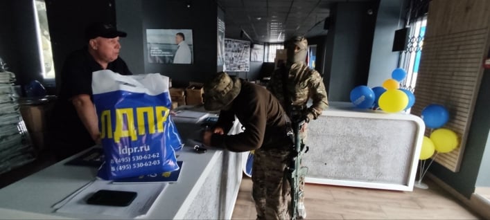 У кольорах перемоги: російським воякам під Мелітополем роздали партійні подарунки 