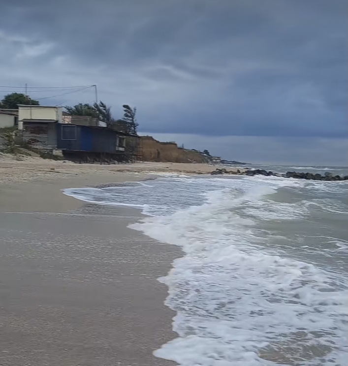 Пустые пляжи и кукуруза по 100 рублей: как выглядит оккупированная Кирилловка в разгар сезона (фото, видео)