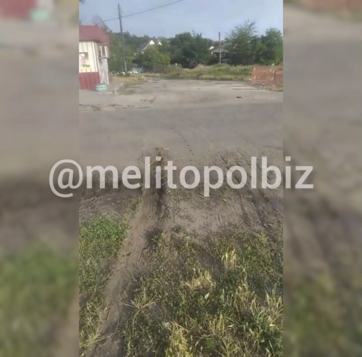 Поворот не туда - пьяные оккупанты в Мелитополе въехали в зелёную зону (фото)