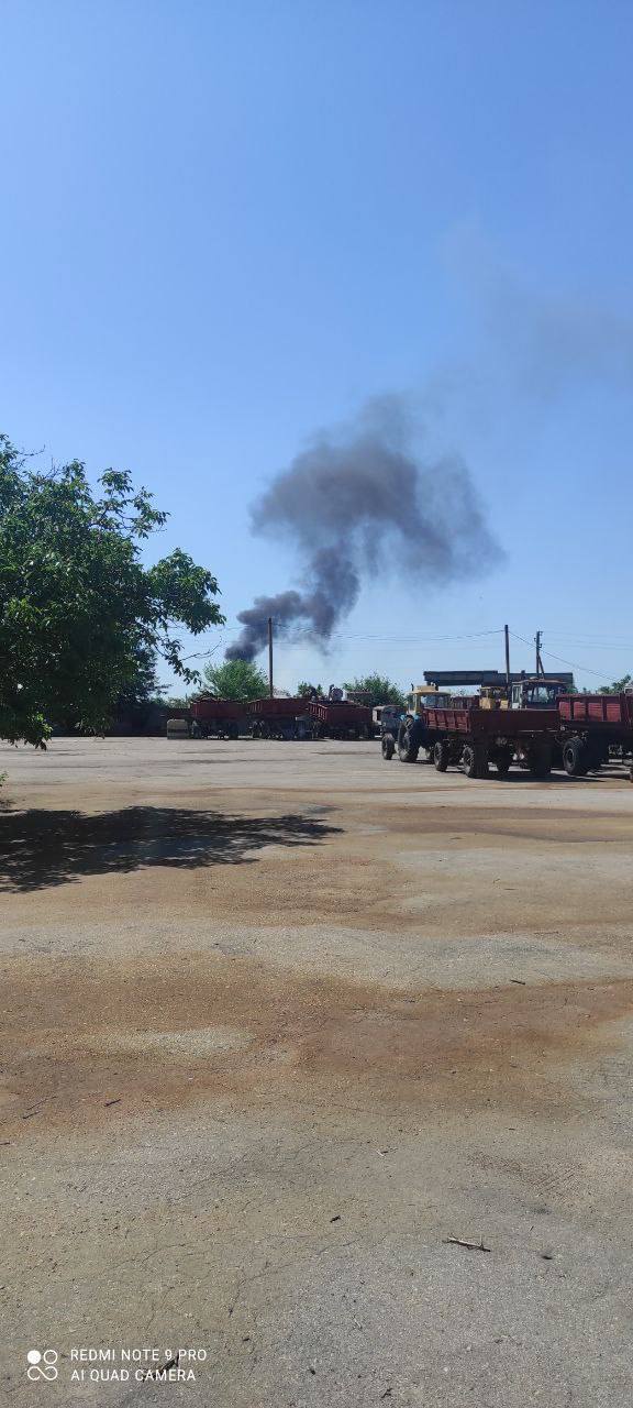 Мощные взрывы прогремели под оккупированным Мелитополем: поднимаются столбы дыма (фото)