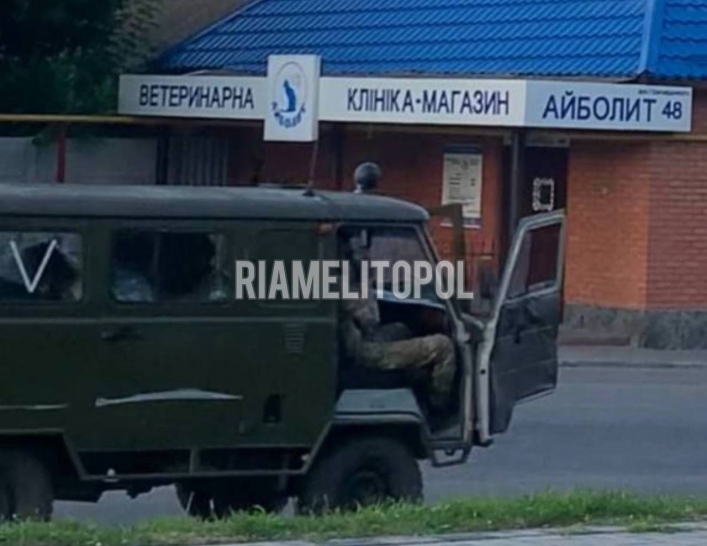 Через Мелитополь идет переброска техники, а по городу ездит авто с надписью «Путин сила»