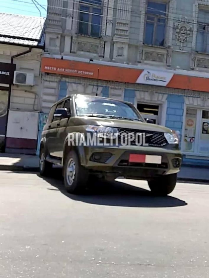 Через Мелитополь идет переброска техники, а по городу ездит авто с надписью «Путин сила» 4