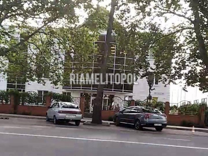 В Мелитополе оккупанты оборудовали штаб в отжатом бизнес-центре и оградили МРЭО колючей проволокой 