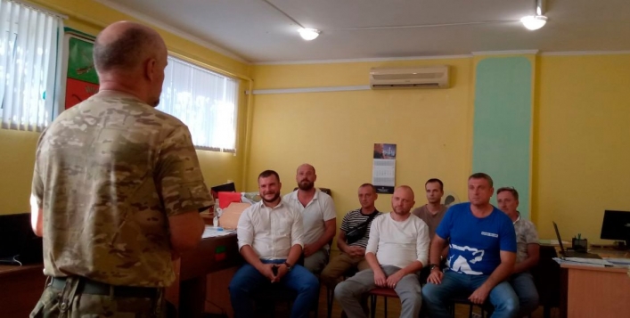 Оккупанты показали, как учат чиновников в Мелитополе быть ополченцами (фото)