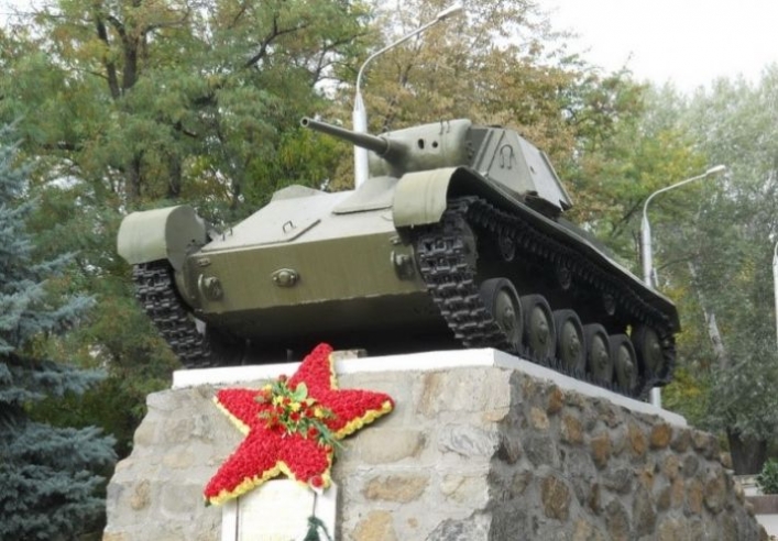 Отреставрирует размещенный на мемориале Братское кладбище советский легкий танк Т-70