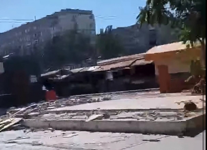 Разрушенный рынок в центре город и маршрутки с Zетками  4