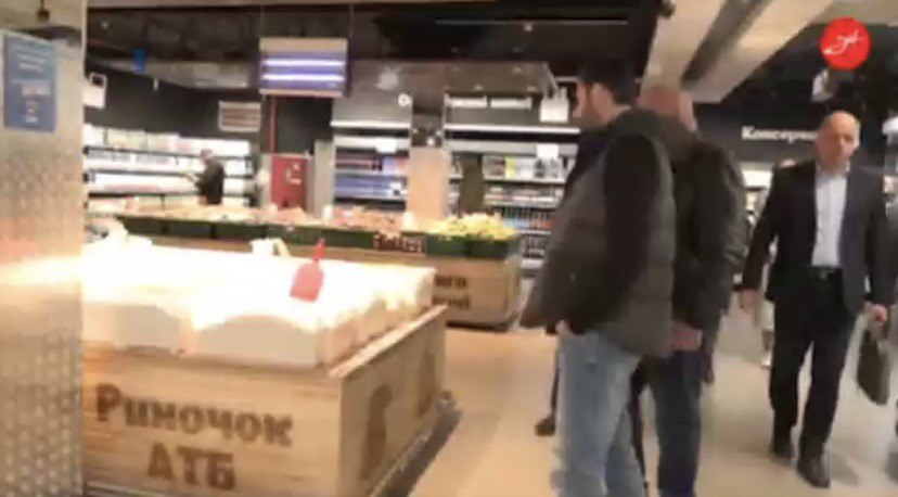 Навіть вкрасти нормально не можуть: у Мелітополі рашисти знову зганьбилися зі своїм супермаркетом 