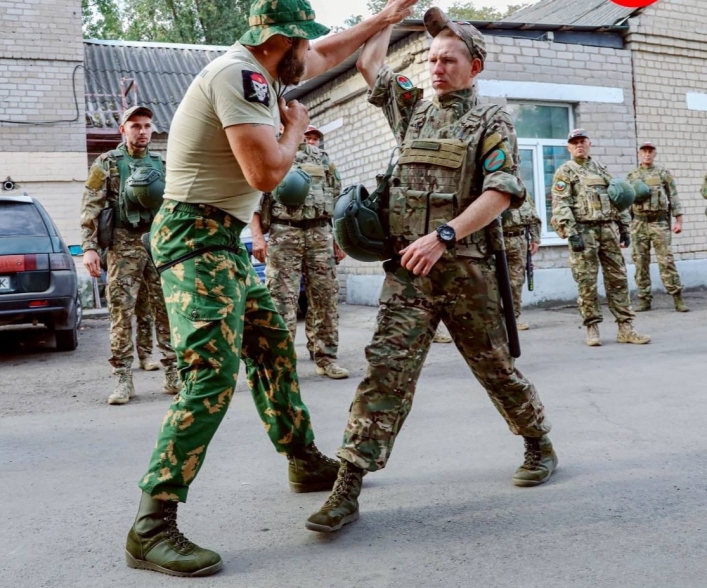 Оккупанты в Мелитополе провели театральный ритуал с вояками (фото)