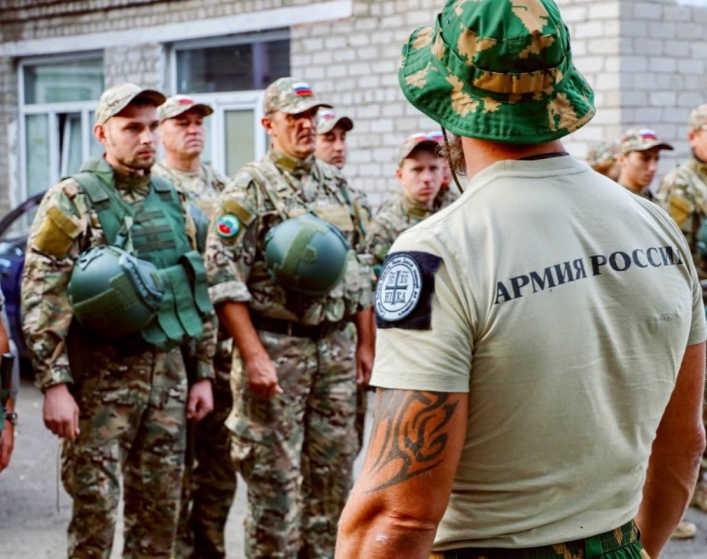 Оккупанты в Мелитополе провели театральный ритуал с вояками (фото)