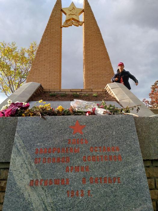 Коммунист из Мелитополя устроил акцию с ёлками (фото)