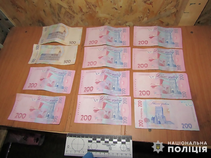 “комерсант” запропонував дільничним офіцерам поліції хабаря у сумі 3000 грн.