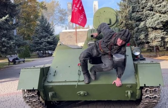 Запустили по улицам города танк Т-70 времен второй мировой войны.