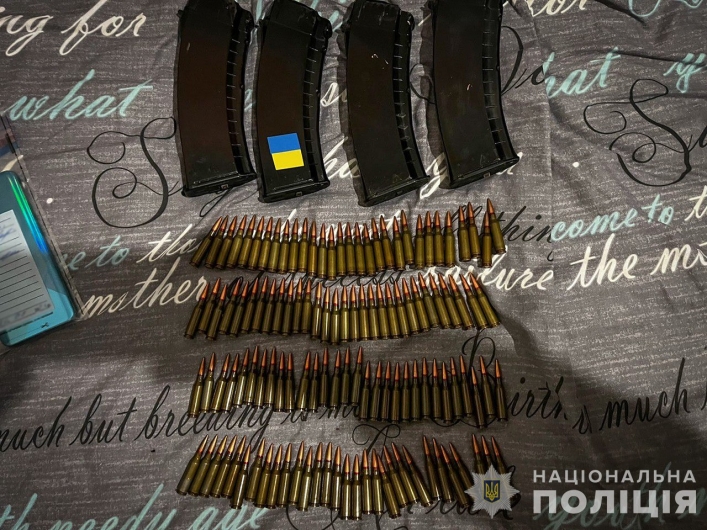 Пистолеты, винтовку, четыре гранаты и более 720 патронов различного калибра хранили в собственных домах трое местных жителей