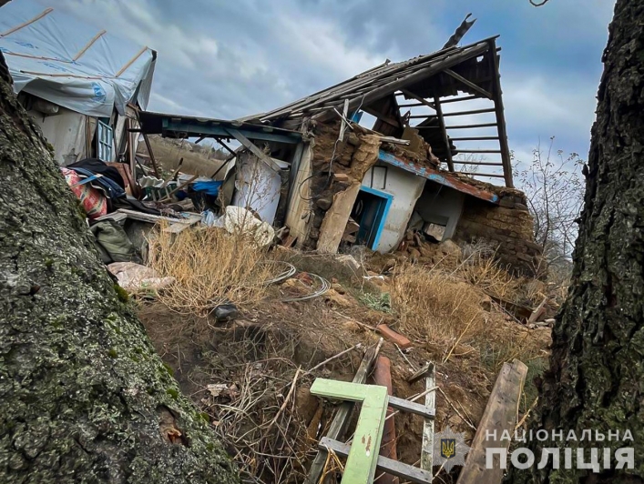 Будинок 55-річного місцевого жителя знищили росіяни, тому певний час він жив у господарській будівлі.