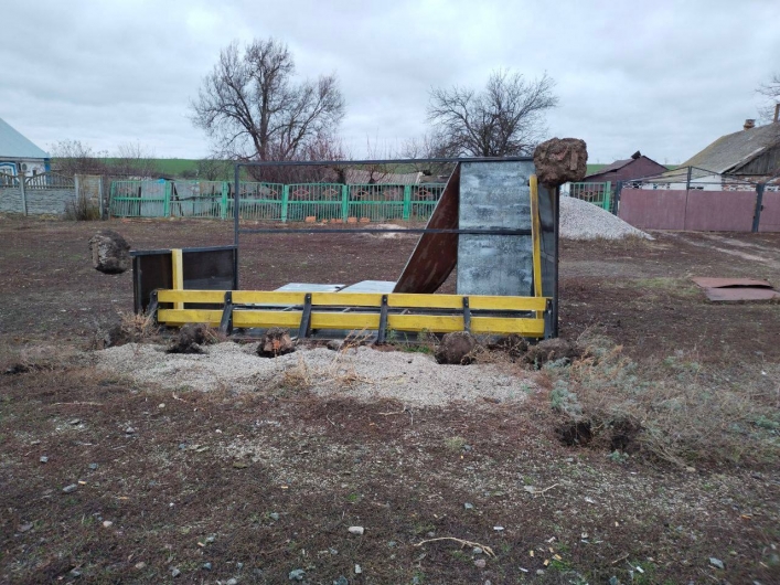 В оккупированном Мелитополе устраняют последствия непогоды: десятки сел без света, воды и мобильной связи (фото)
