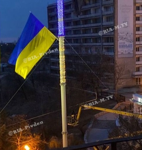 Также Белоус участвовал в снятии украинских флагов и символики – в частности, с центрального флагштока на площади Победы.