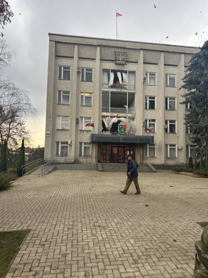 Впоследствии российская пропаганда написала: один из взрывов прогремел рядом со зданием оккупационной администрации.
