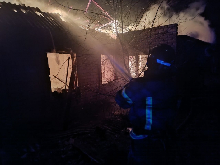 Під Мелітополем у палаючому будинку ледь не загинули чоловік і жінка (фото)