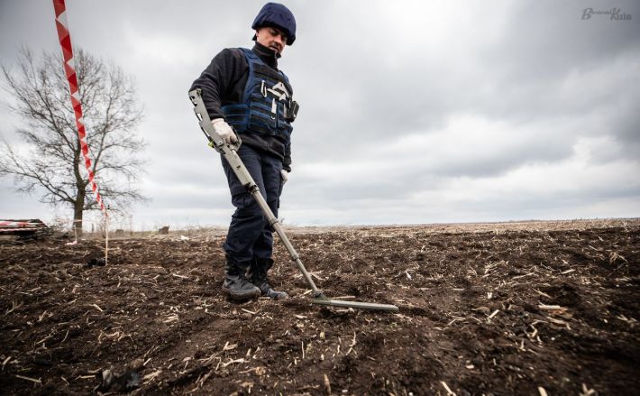 В Запорожской области ГСЧС обезвреживает мины и привозит пострадавшим гуманитарку